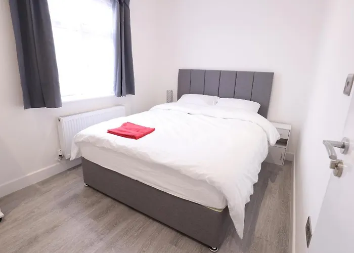 Flat 2 - 24 Cliff Road