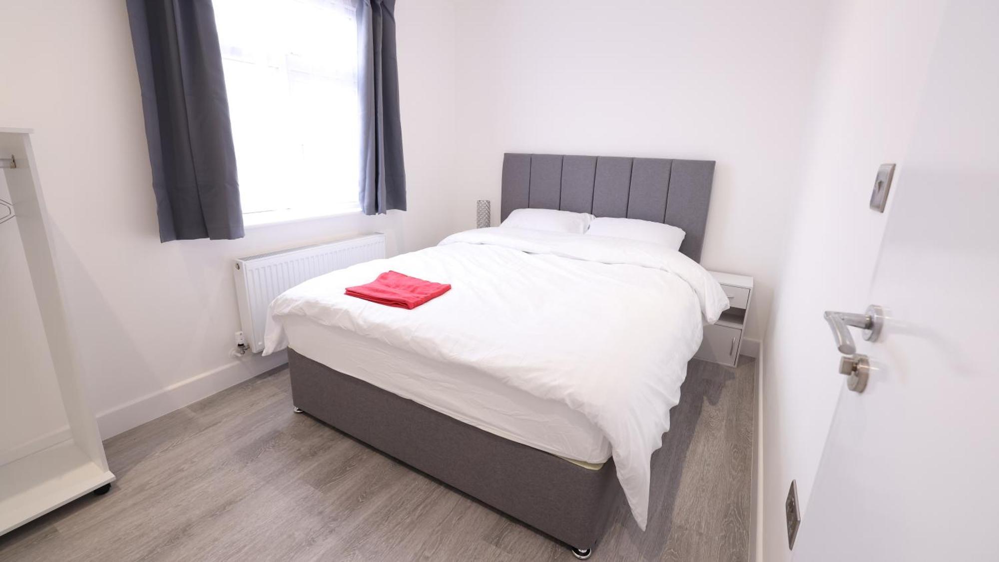 Flat 2 - 24 Cliff Road Apartment