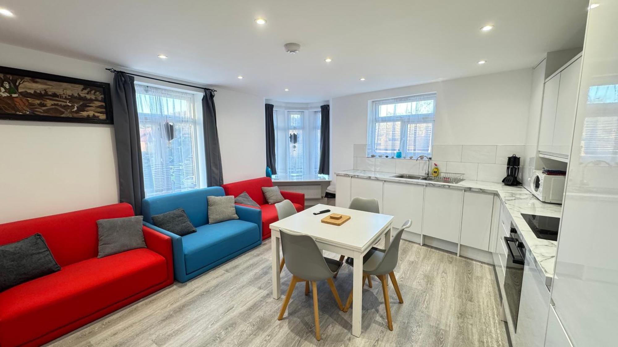 Flat 2 - 24 Cliff Road Apartment *